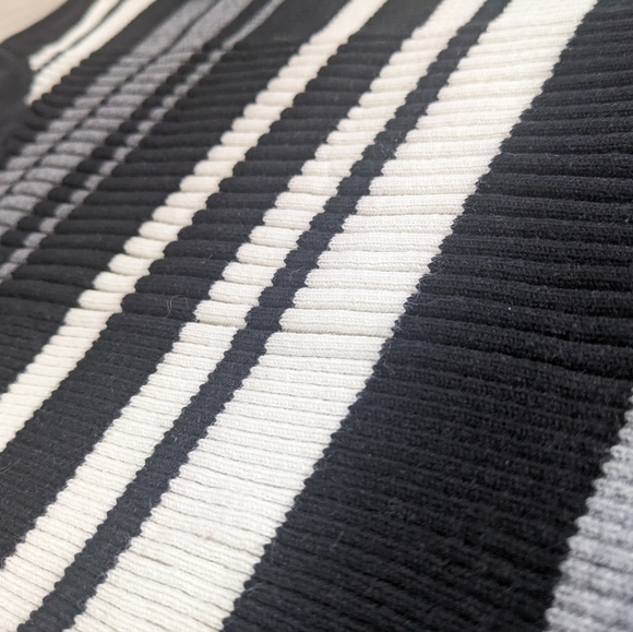 Jones New York Black and White Striped V Neck Sweater Size Small - Picture 2 of 4